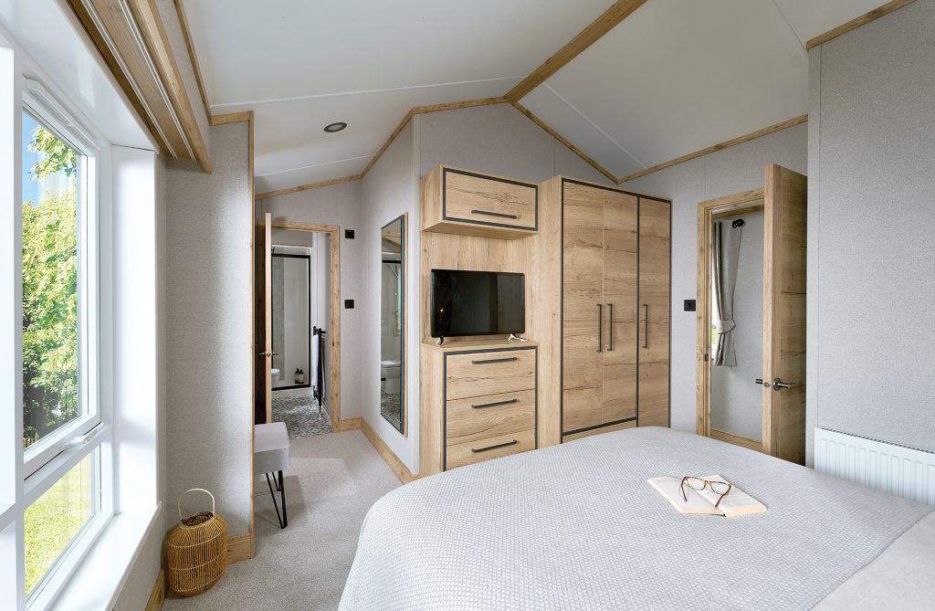 ABI WESTWOOD MAIN BEDROOM ALT 01 0383 RT 1920X1254 1024X669